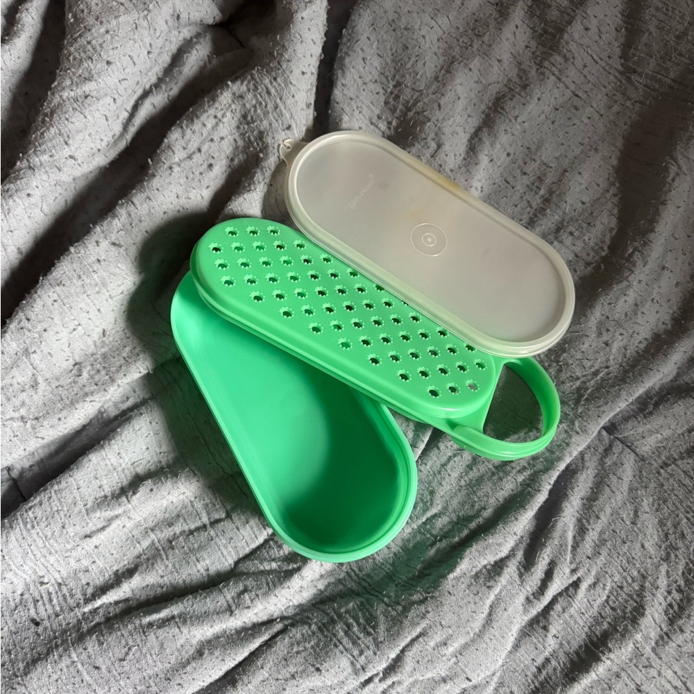 Tupperware Green Grater with White Lid